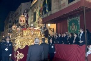 Miles de personas acompañan el procesionar del Cristo de Medinaceli y la Virgen de la Esperanza