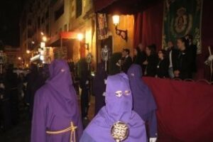 Cientos de personas acompañan la Procesión del Silencio