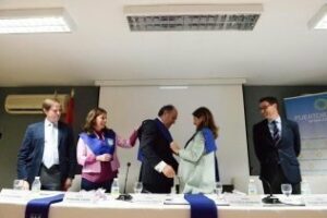 El alcalde asiste a la imposición de becas a alumnas de Bachillerato de Colegio Puertoblanco