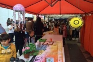 La novena edición de Diverciencia llena la Plaza Alta de escolares y experimentos