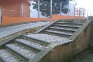 España (PA) exige la instalación de barandillas en La Reconquista