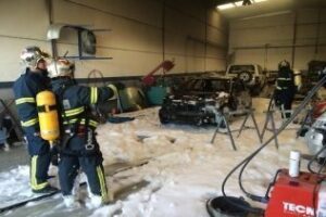 Bomberos extinguen un incendio en una nave en Castellar