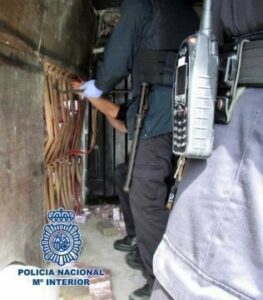 Incautados en Tarifa 1.400 kilos de hachís ocultos en una furgoneta caleteada