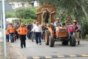 Dos heridas (una grave) al ser atropelladas por el tractor de una carreta en la Romería de San Isidro