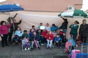 Vecinos de El Acebuchal levantan su propia marquesina de autobus con sillas y sombrillas