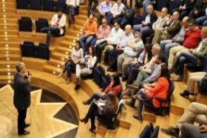 Silva presenta sus propuestas a empresarios