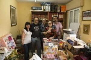 Comunistas e IU recogen alimentos para los niños de Los Pastores a través de un concierto solidario
