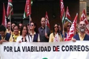 IU respalda con su presencia las demandas de los trabajadores de Correos