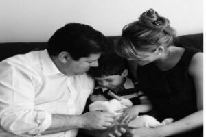 Fabian Picardo y su esposa presentan a Oliver Louis, su segundo hijo