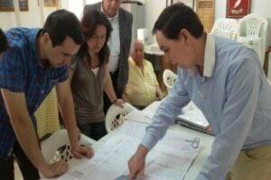 UPyD visita la barriada de La Piñera y el estado de as 144 viviendas