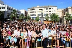 Cientos de adolescentes acuden a la presentación del concierto de Gemeliers en la Plaza Alta