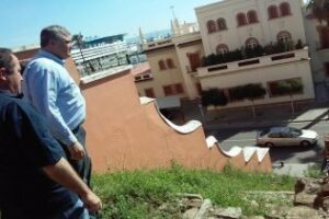 España (PA) denuncia que los vecinos de la calle San Nicolas "se ven obligados a mantener su plazoleta"