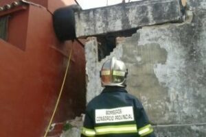 Rescatan a un hombre bajo los escombros de su casa en Algeciras