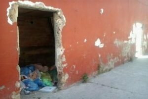 IU reclama actuaciones en la proliferación de residuos de una vivienda abandonada en los Pastores