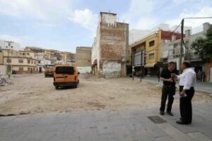 Alcalde y delegado de Algesa supervisan los trabajos en el solar de Almacenes Mérida