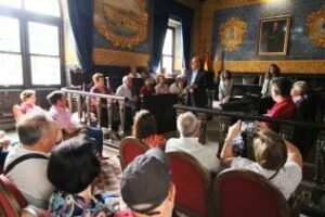 Landaluce muestra el Salón de Plenos a medio centenar de turistas cordobeses