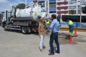 Emalgesa limpia los imbornales de parque feria