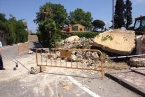 Derriban un muro con grietas de 10 cm en la N-340