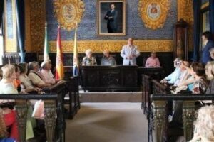 Landaluce recibe en el salón de plenos a la Coral Portus Albus