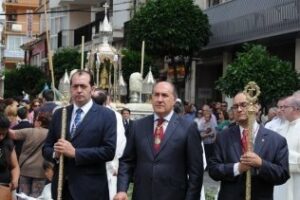 La corporación municipal desfila en el Corpus bajo maza y con el pendón de la ciudad