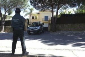 Los informes de la muerte de una familia en Sotogrande determinan que la madre asfixió a su hija