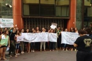 Intérpretes de lengua de signos de la comarca se manifiestan por sus derechos