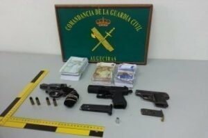 Detenido por tenencia ilícita de armas y falsificación de moneda