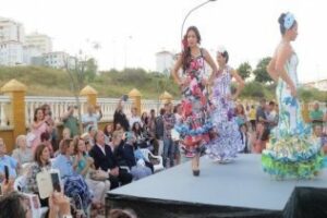 Vecinos de La Juliana disfrutan en su tradicional desfile de moda flamenca