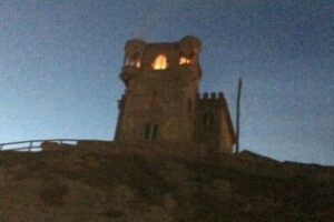 Extinguen un incendio en el castillo de Santa Catalina en Tarifa