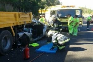 Fallece el conductor de un turismo tras un choque con un camión en la A-7