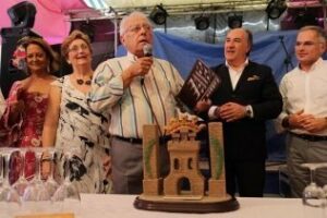 El Ayuntamiento homenajea a Antonio Quintero por sus sesenta años de dedicación a la Feria Real