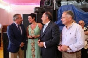 El alcalde recibe a autoridades de la comarca y periodistas en la Caseta Municipal