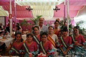 Landaluce recibe en la Caseta Municipal a reinas y damas de la Feria Real