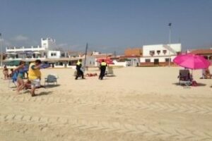 Aparece un fardo de droga en la orilla de la playa de El Rinconcillo