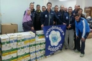 La Coordinadora de estibadores solidarios distribuye seis toneladas de comida en Algeciras