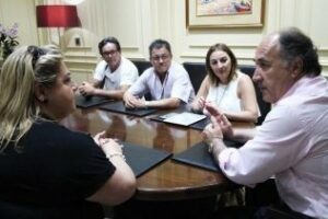 Landaluce se reúne con los vecinos de Pelayo en preparación de sus fiestas de agosto