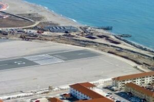 Diez linenses encallan con sus lanchas en el aeropuerto de Gibraltar tras una persecución