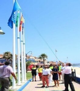 Izada la Bandera Azul en Getares