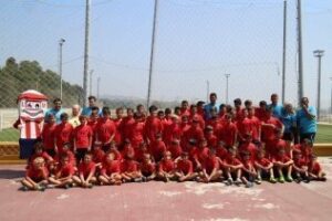 De Salas y jugadores entrega los diplomas del Campus de verano Algeciras CF