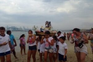 La procesión "de los niños" recorre la arena del Rinconcillo