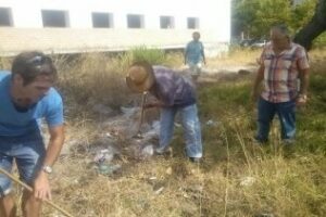 Vecinos de San José Artesano limpian la parcela abandonada de la Jefatura