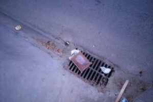 IU reclama una intervención urgente ante la detección de un vertido de material sanitario