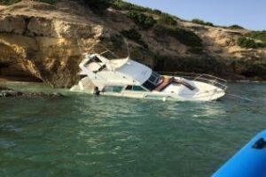 La Guardia Civil rescata a una persona de un yate a la deriva