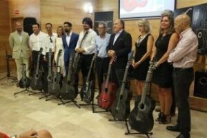 La primera guitarra flamenca fabricada con fibra de carbono se presenta en la tierra de "Paco"