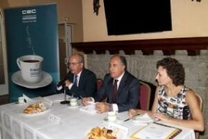 El alcalde explica sus proyectos para este mandato a medio centenar de empresarios