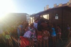 Una niña encerrada en los baños del Rinconcillo causa indignación a los bañistas