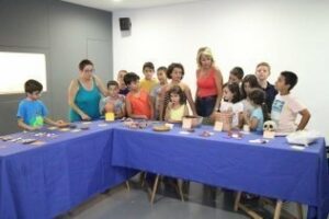Veinte alumnos experimentan el trabajo de arqueología en el taller infantil del Museo Municipal