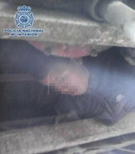 Localizan en el puerto ceutí a un menor en los bajos de un camión