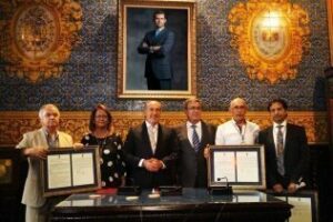 El alcalde entrega las Medallas de la Palma a los trabajadores del Hospital