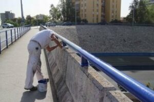 Repuesto un tramo de barandilla del puente de San José Artesano
